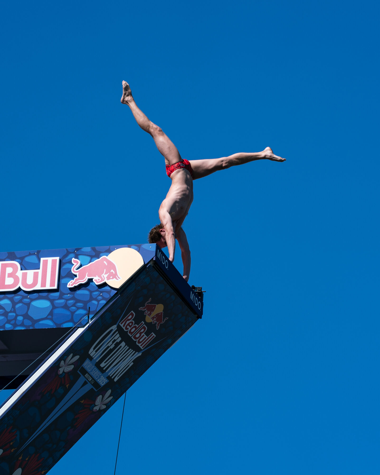 Gary Hunt handstand before dive